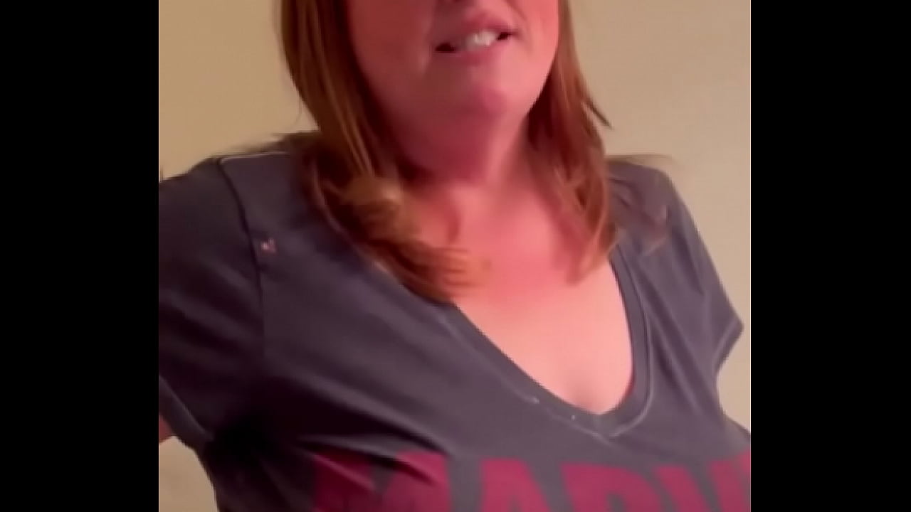 BIG TITTY MILF LOVES SHAKING HER GIANT JUGGS