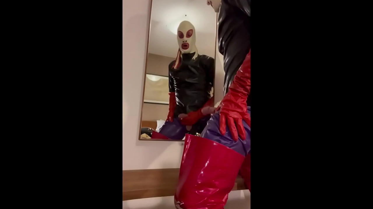 Male squirting on a mirror wearing latex and gasmask