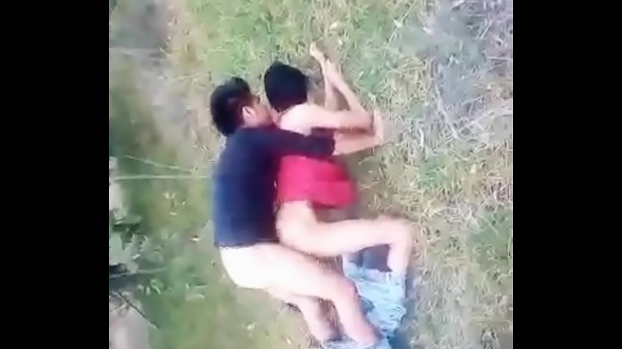 Cogiendo entre amigos en el bosque