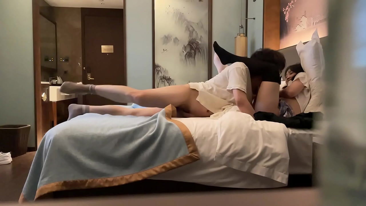 [Real couple video] An 18-year-old college girl was taken to a hotel by her boyfriend wearing sexy JK, sexy black and white stockings, and a real lewd conversation throughout the whole process