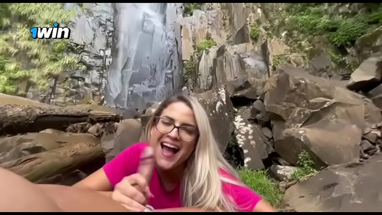 ENCONTREI ESSA LOIRA GOSTOSA NA CACHOEIRA E ELA CHUPOU MINHA PIKA E GANHOU LEITINHO NA BOCA **COMPLETO NO RED E SHEER**