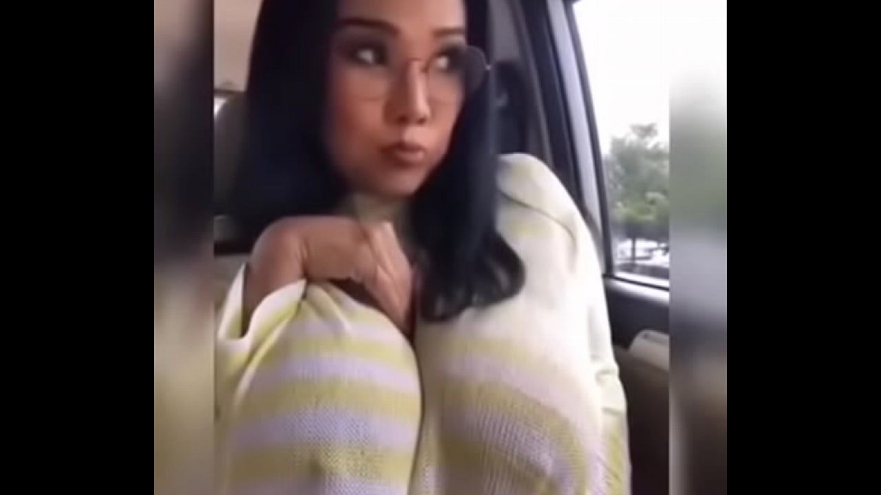 braless girl shaking tits in car