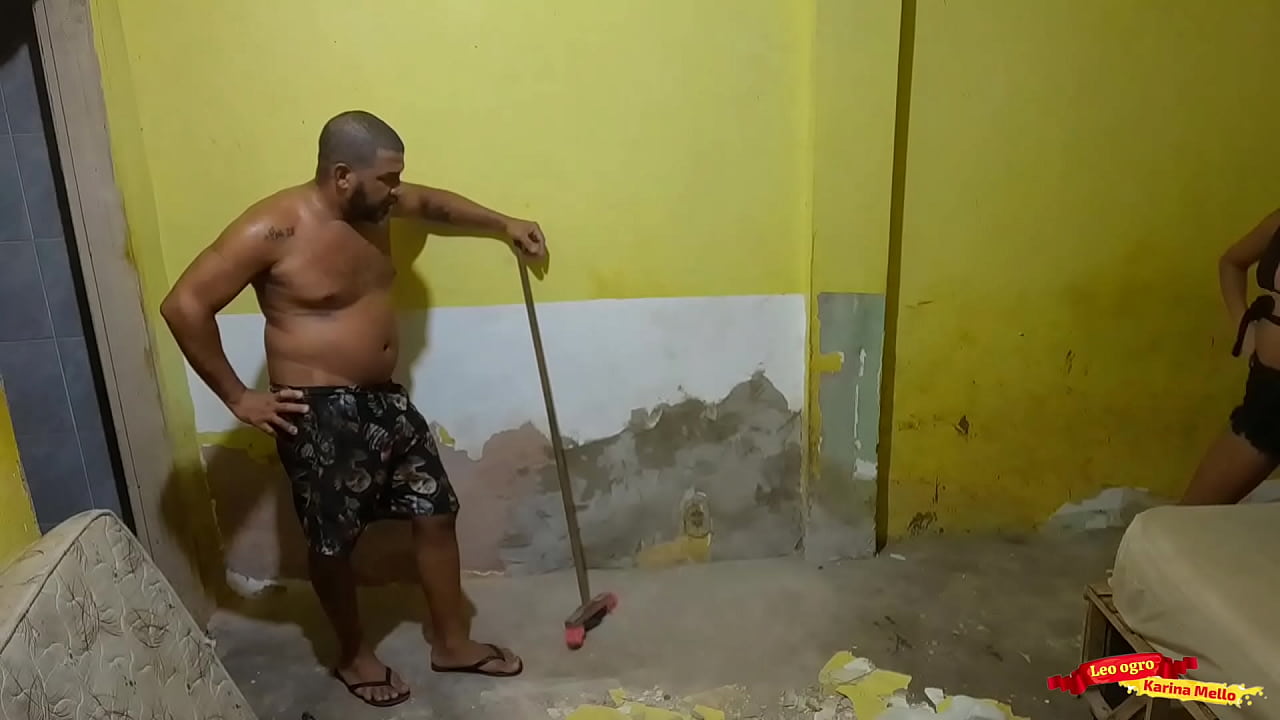 Seduzir o pedreiro que meu marido contratou para fazer a obra aqui de casa até ele me comer