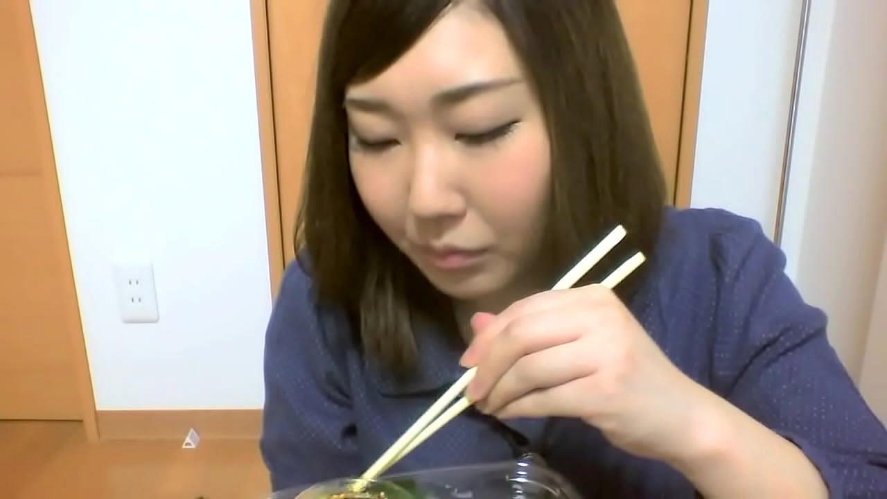 Japanese Left handed Girl Uses Chopstick