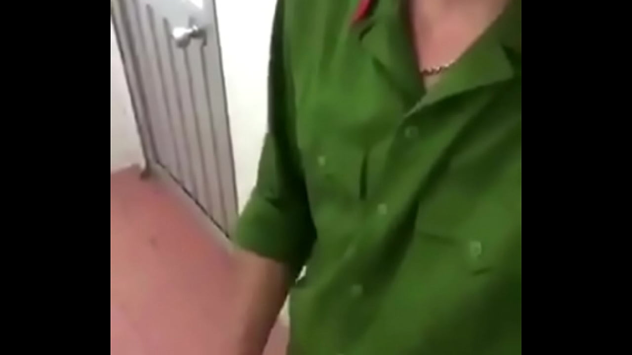 Police Vietnam solo in toilet