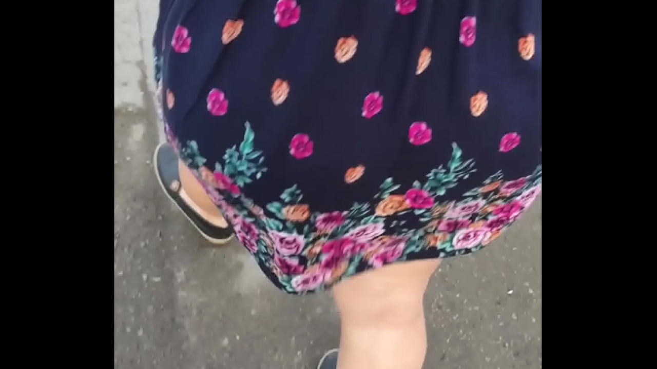 Madura en la calle en hilo upskirt