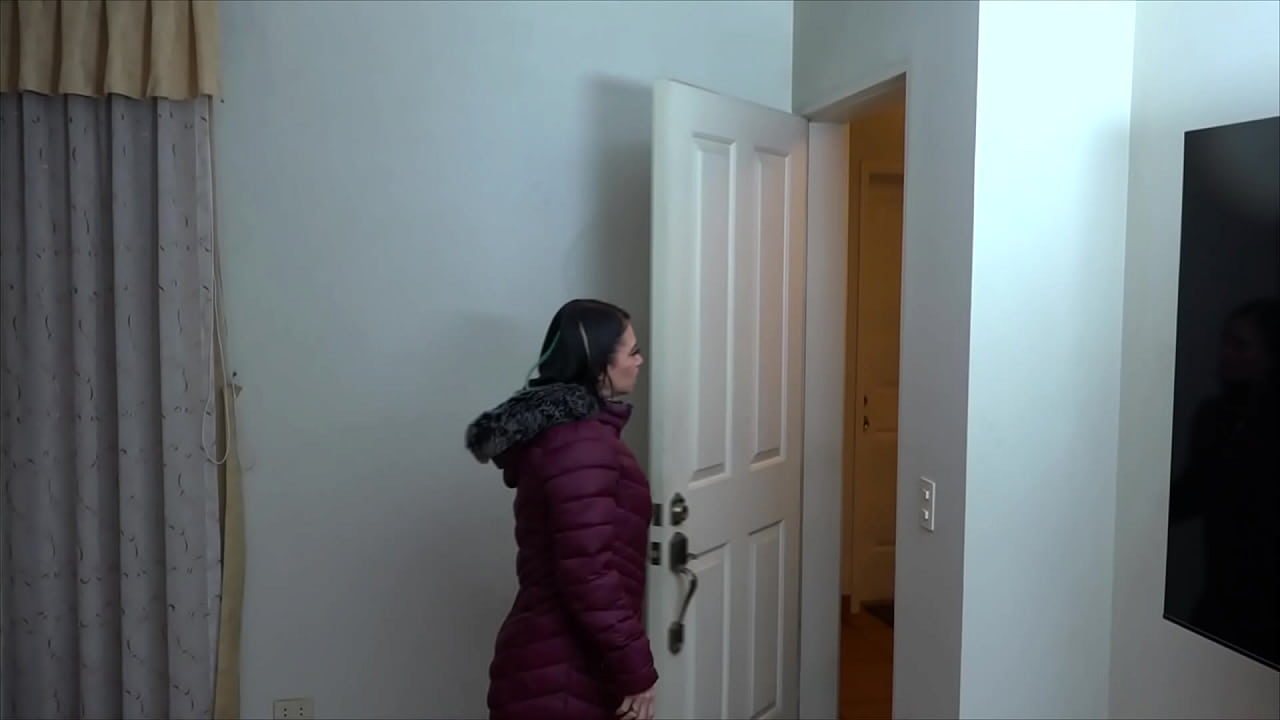 Delivery Man fucks a Milf