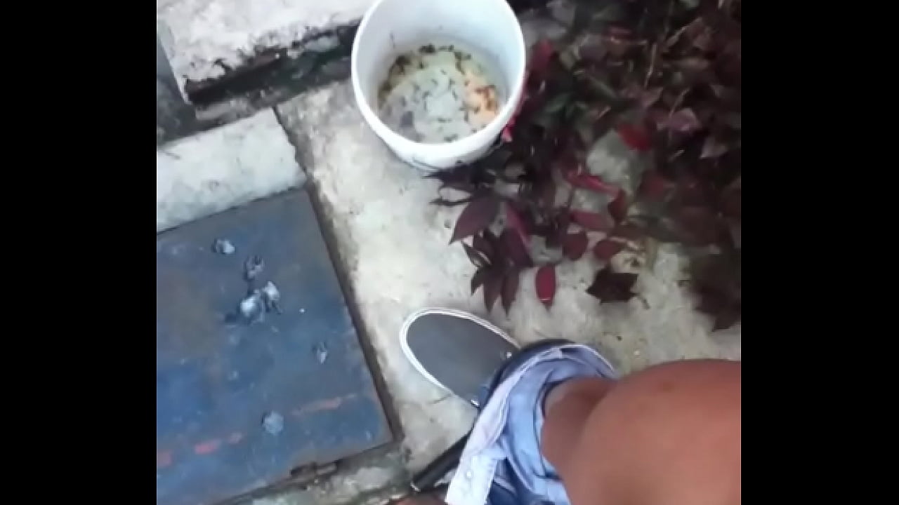 Jalándomela en casa abandonada