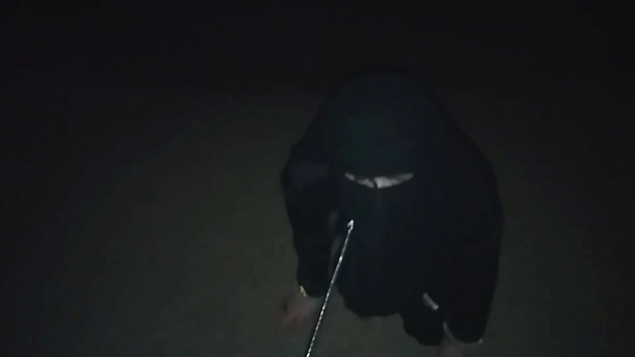 chienne en niqab tenue en laisse