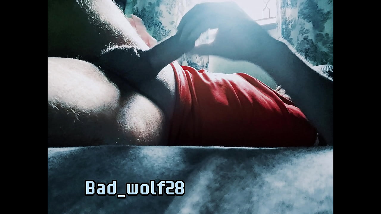 男人的阴茎是他身体上用于排尿和性交的部分 bad wolf28 抚摸他的阴茎。