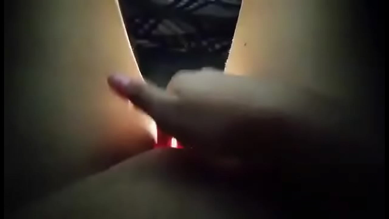 Joven dándose placer