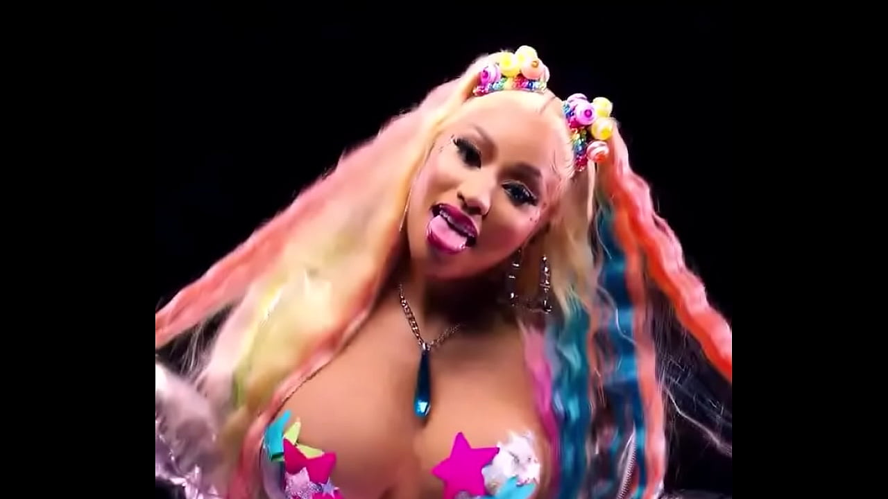 Nicky Minaj mostrando las tetas en público