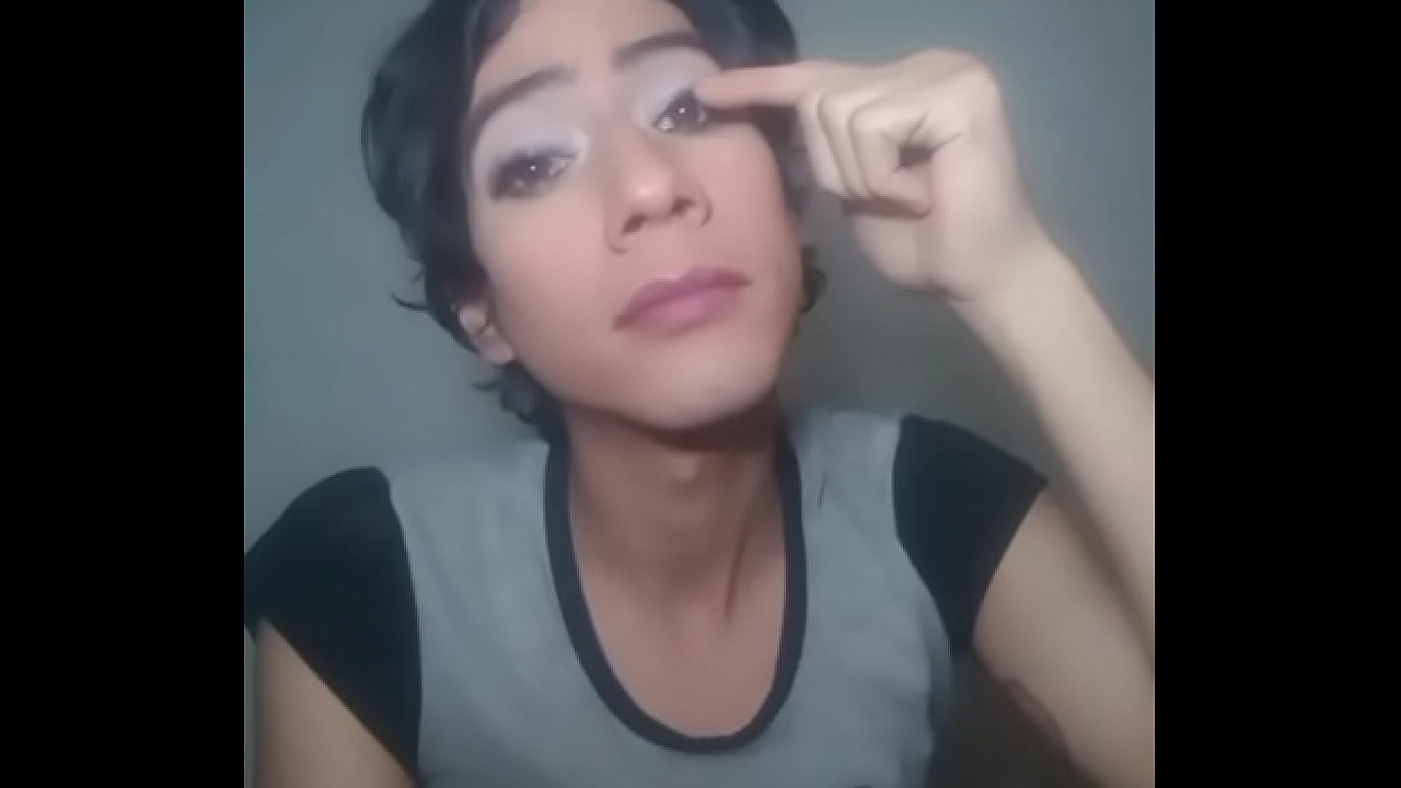 Realfemboii en secion de maquillaje linda