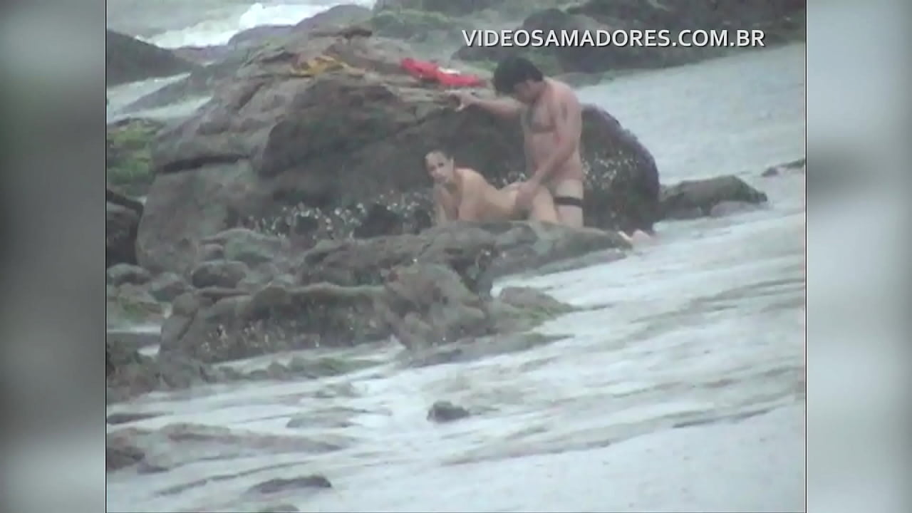 Casal corajoso faz sexo na praia durante chuva com raios e trovões