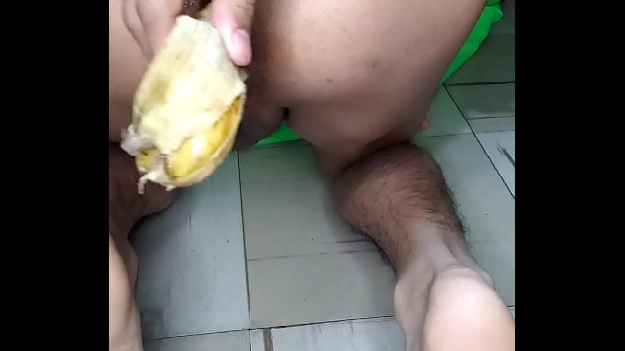 Metiendose una banana