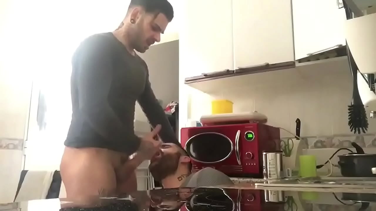 macho penetra a su novio antes de cenar