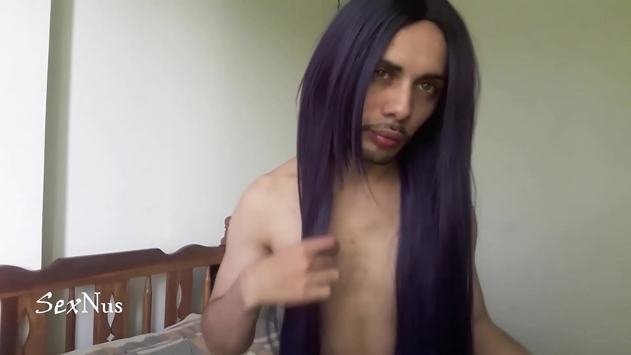 Chico peina su cabello para salir a trabajar de transexual