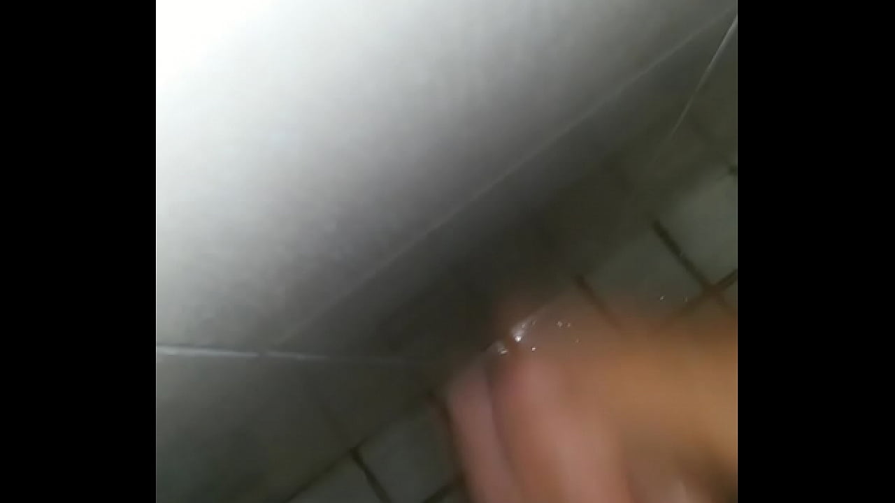 jalandome la verga en el baño de mi suegra