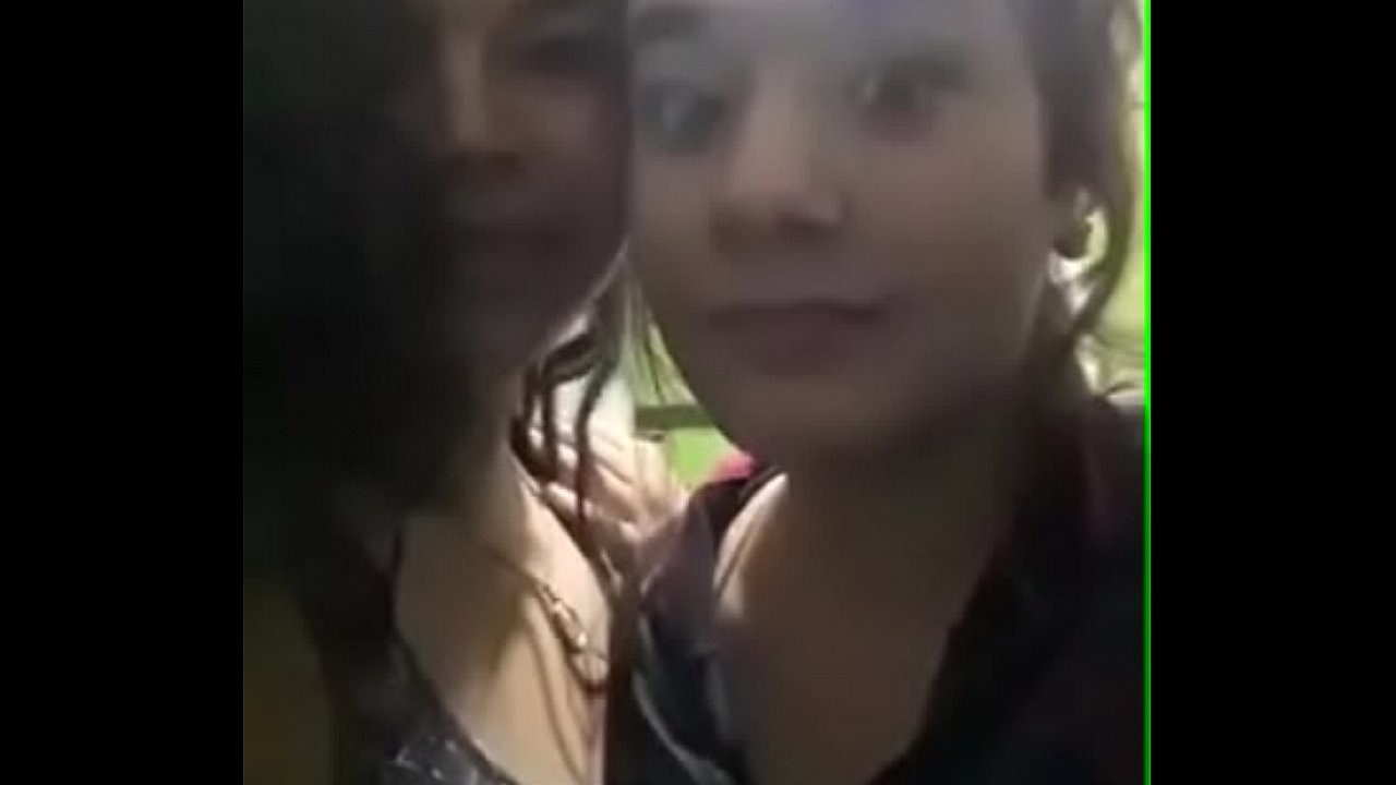 Amigas besándose