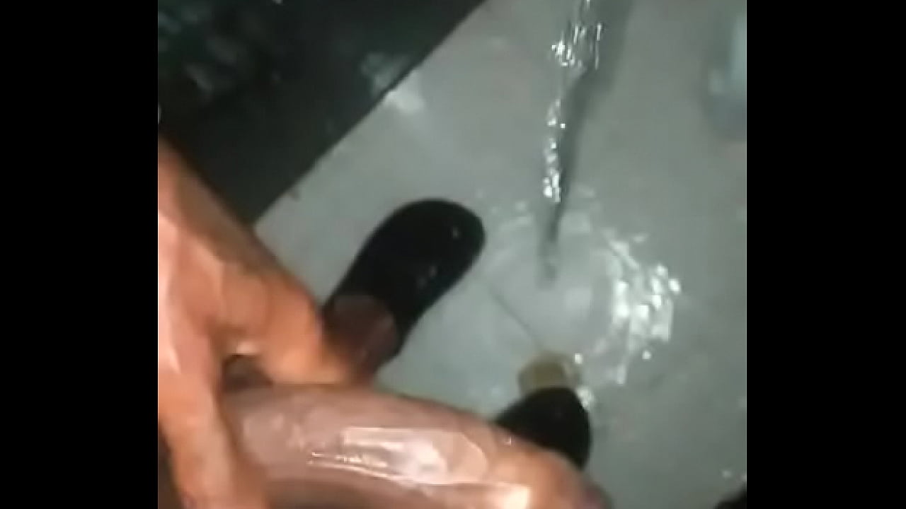 Masturbación en el baño hasta venirme