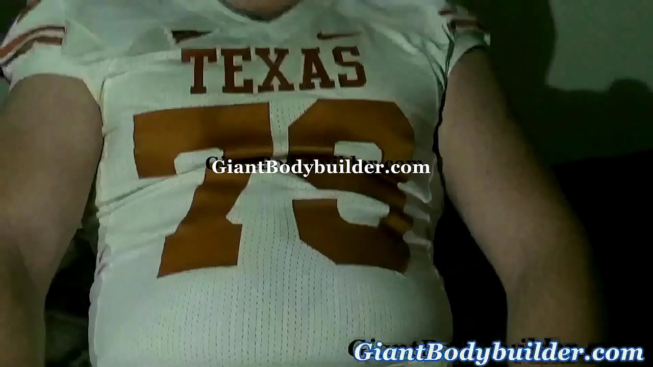 The Giant Tom Haskell bodybuilder football player dominate and fuck short guy!