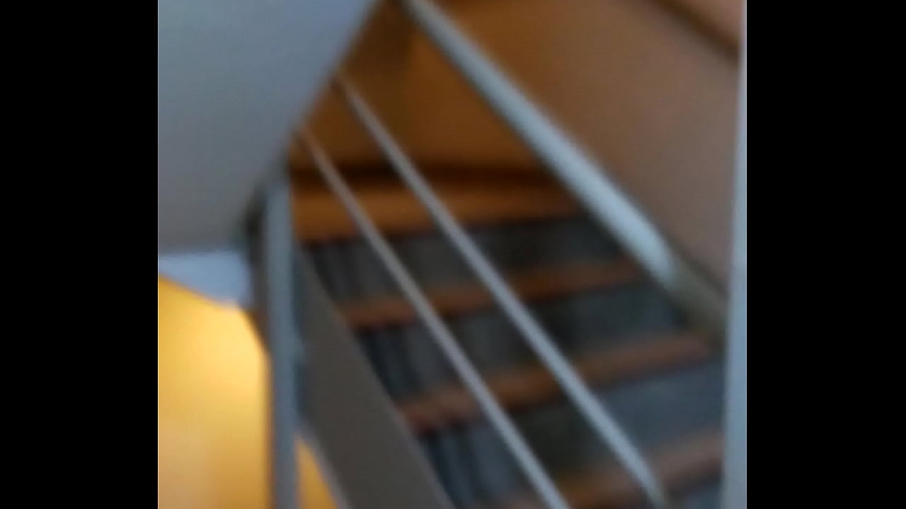 Mastubandome en las escaleras de un hotel