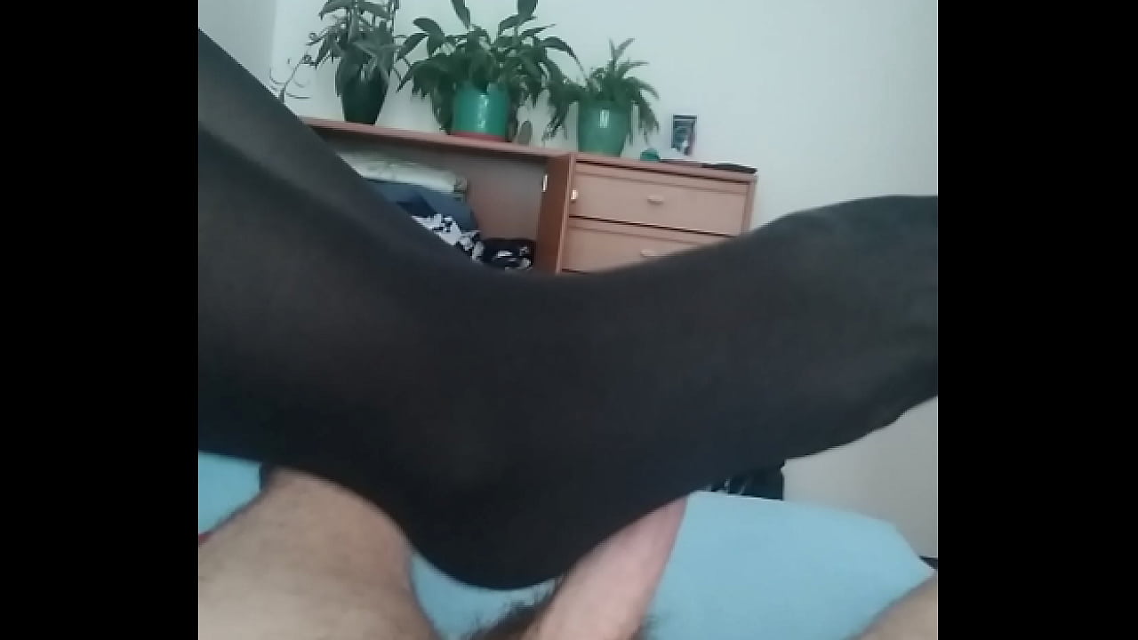 Super horny girfliend wants to make me cum with her pantyhose feet