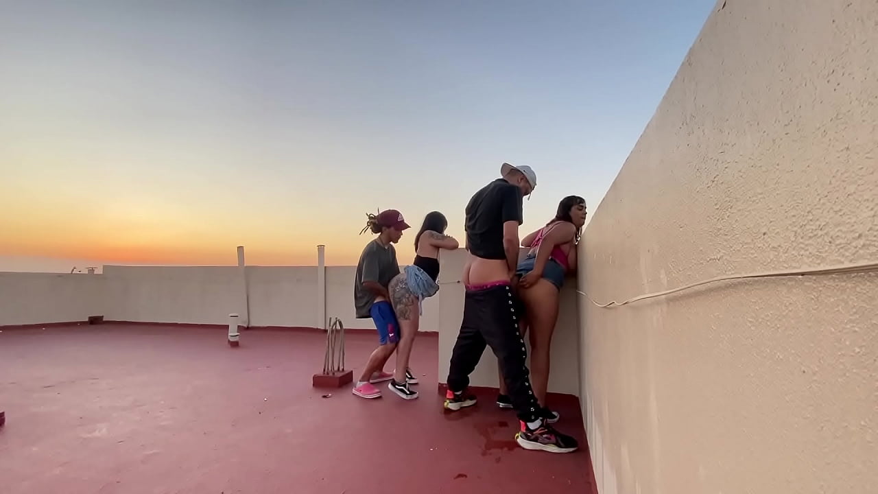 Dos pendejas argentinas tomando leche en la terraza