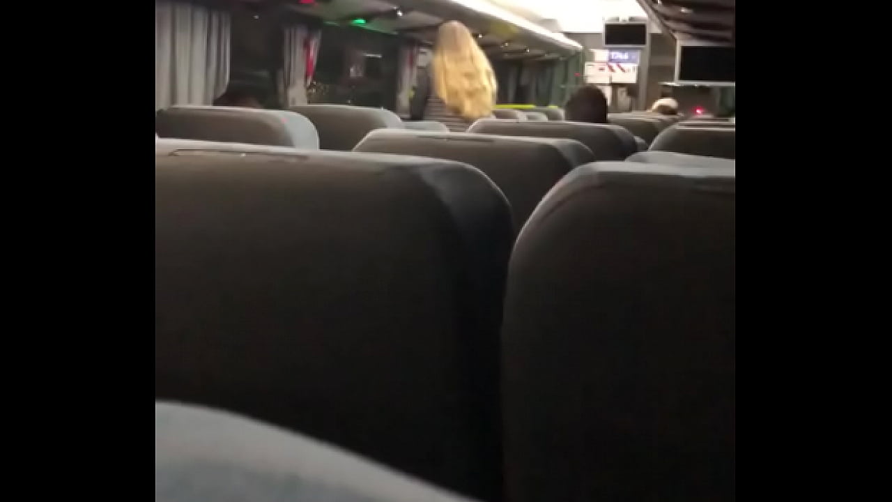 Safado na punheta dentro do ônibus