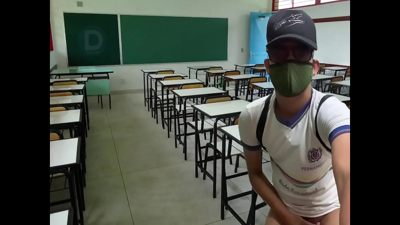 Aluno de mastubando na escola