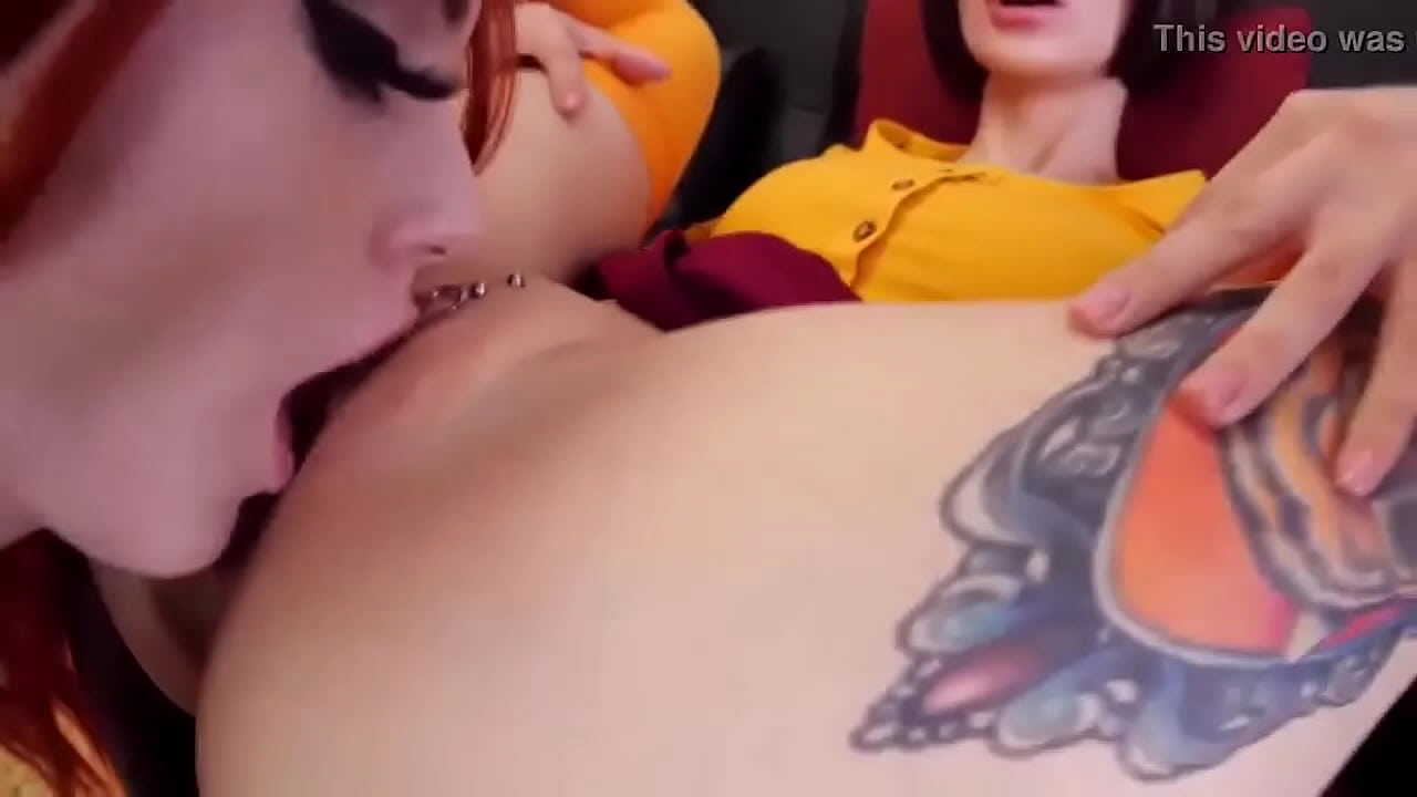 Tattooed lesbo lady's holes gets pumped