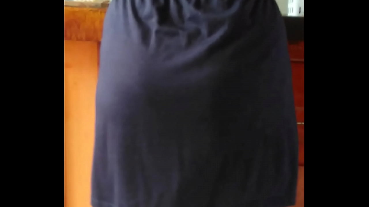 Casada en vestido mostrando las nalgas