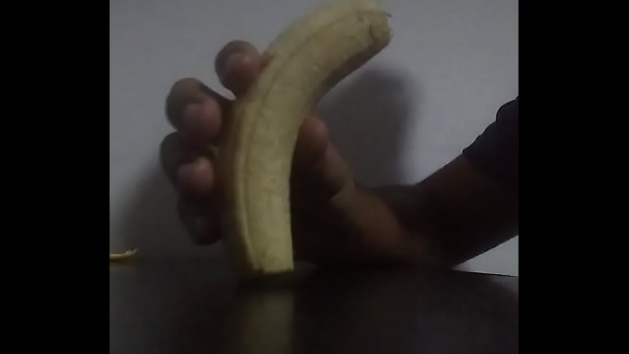 Virgen intenta garganta profunda con un platano