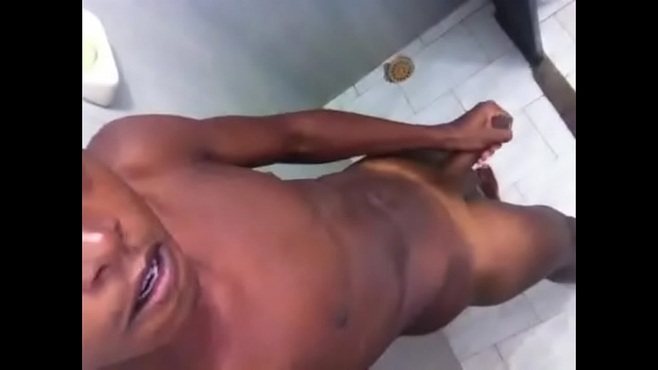 Novinho Batendo punheta banho