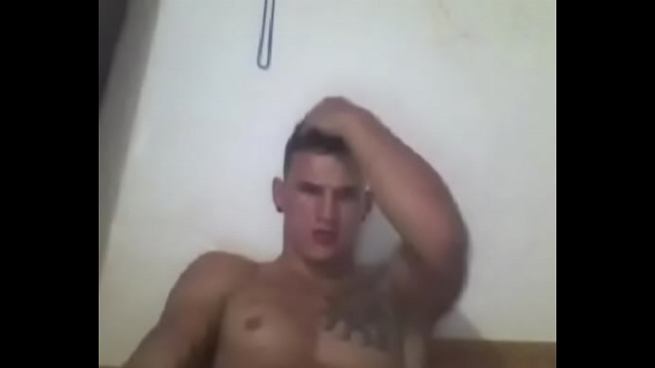 Lindo hetero mostrando el culo