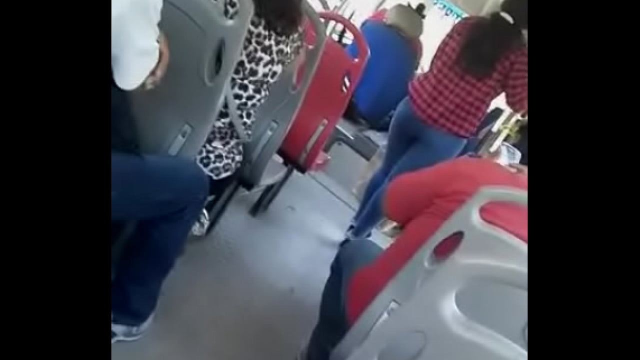 Culo  rico en el bus 2