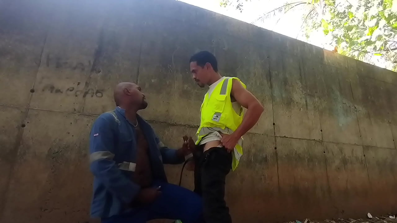 Trabalhadores transando escondido atrás da obra no horário de trabalho