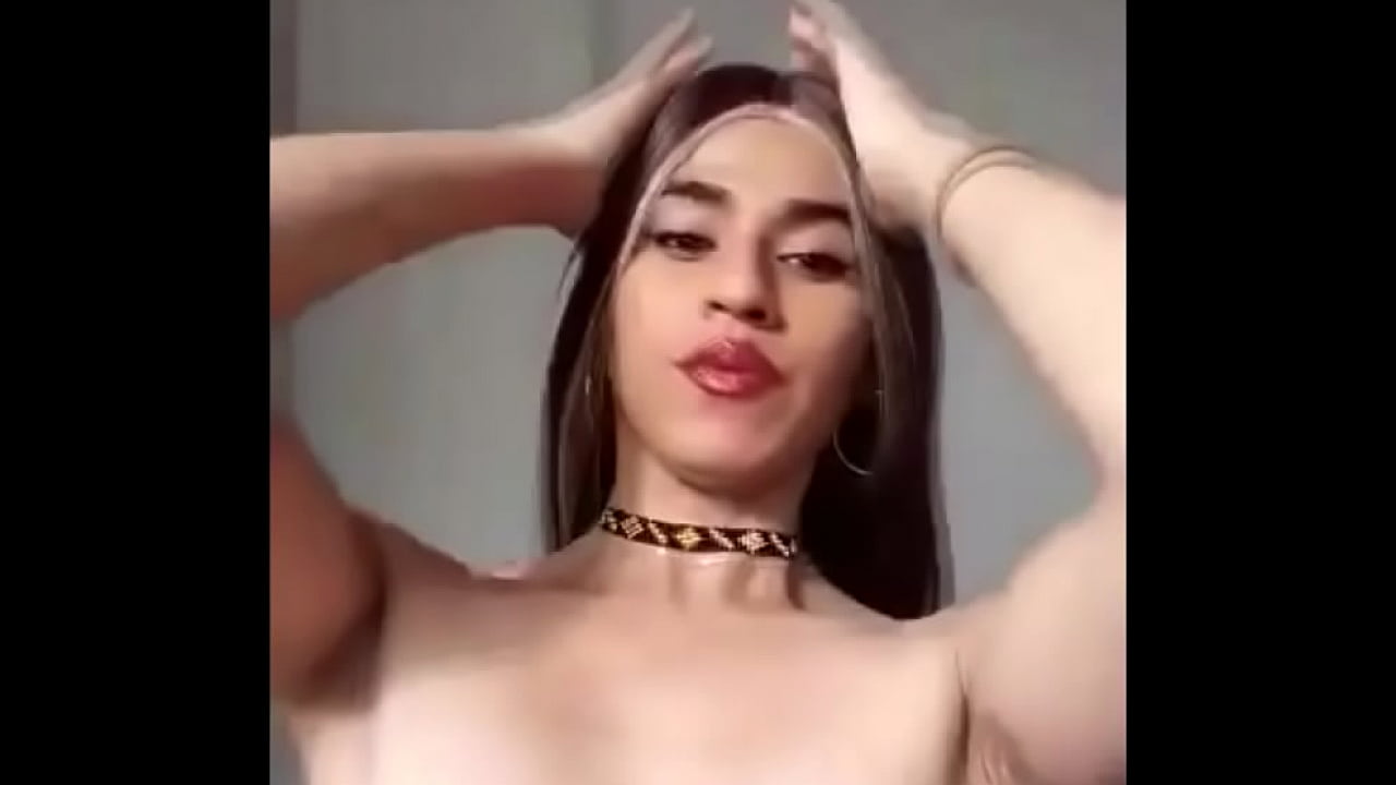 acariciándome mis deliciosas tetas