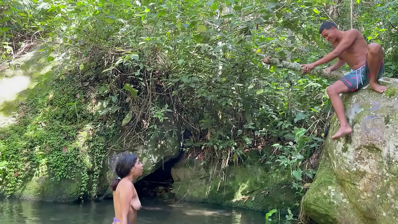 me follo a chica latina desconocida mientras toma un rico baño en el lago 1PT