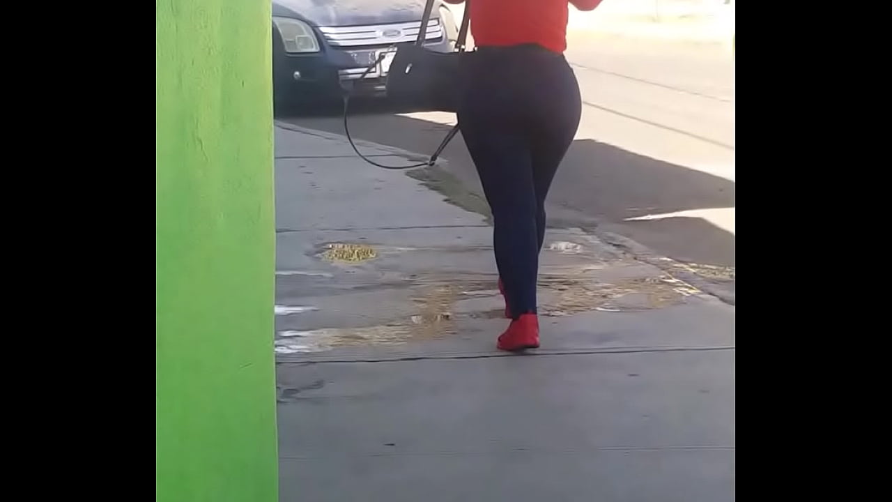 Ahora mi novia caminado por la calle y yo le grabo su espectacular culote..