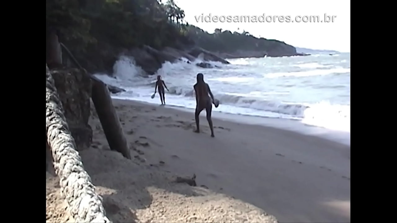 Mulheres gostosas de topless praticam esporte de raquete em praia do Guarujá, no Brasil