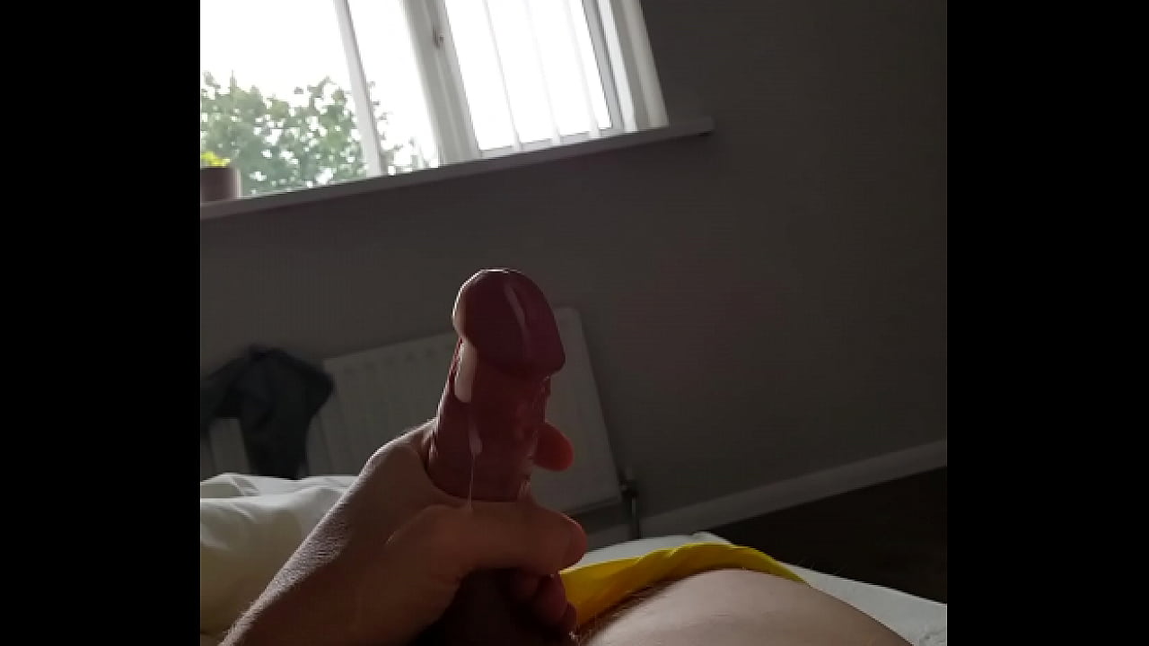 Hot guy handjob and wank ends in giant cumshot