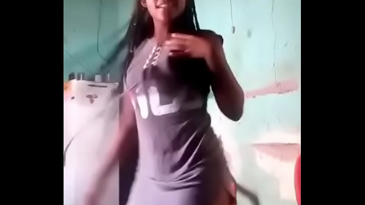 Mulher grava vídeo dançando, mostrando a bunda!