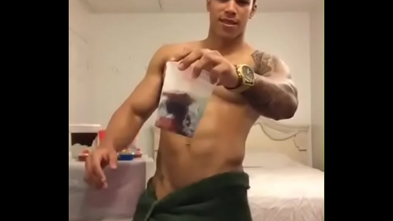 macho gostoso seduzindo com o sorvete