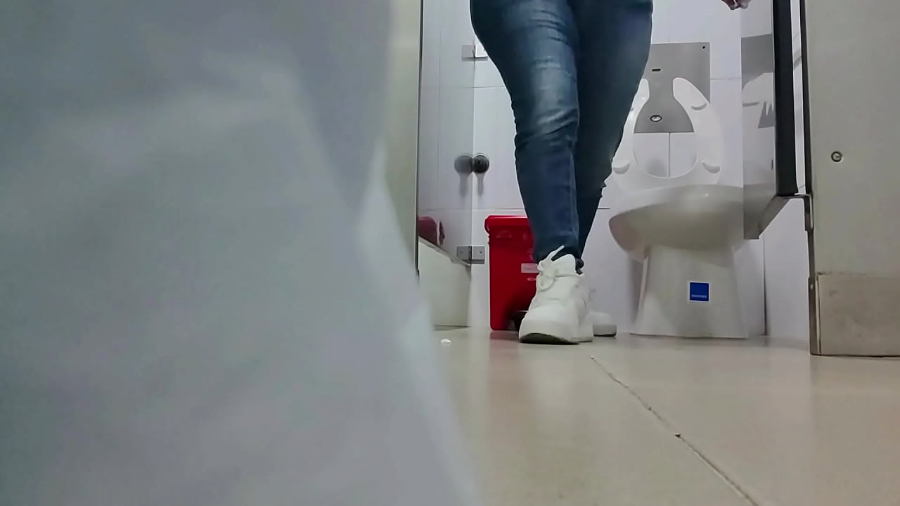 Pervertido pone CAMARA ESCONDIDA en baño publico en aeropuerto de MADRID
