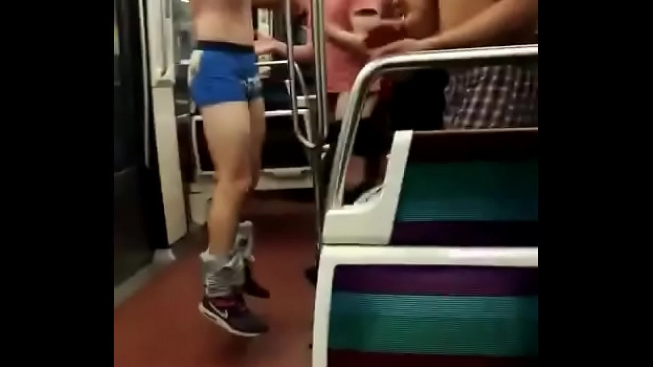Rugbiers festenjan en bolas en el metro