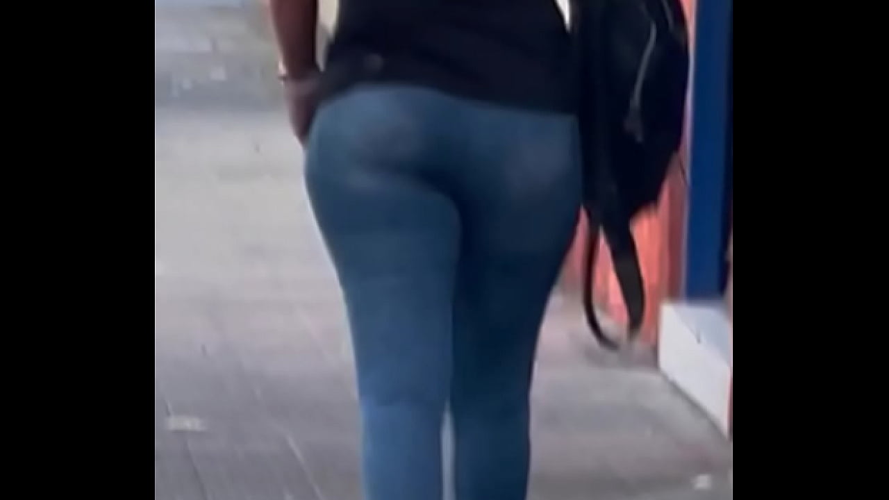 Nalgona latina en jeans