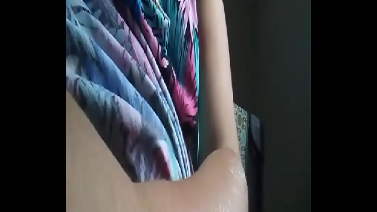 Snowbunny fingering herself