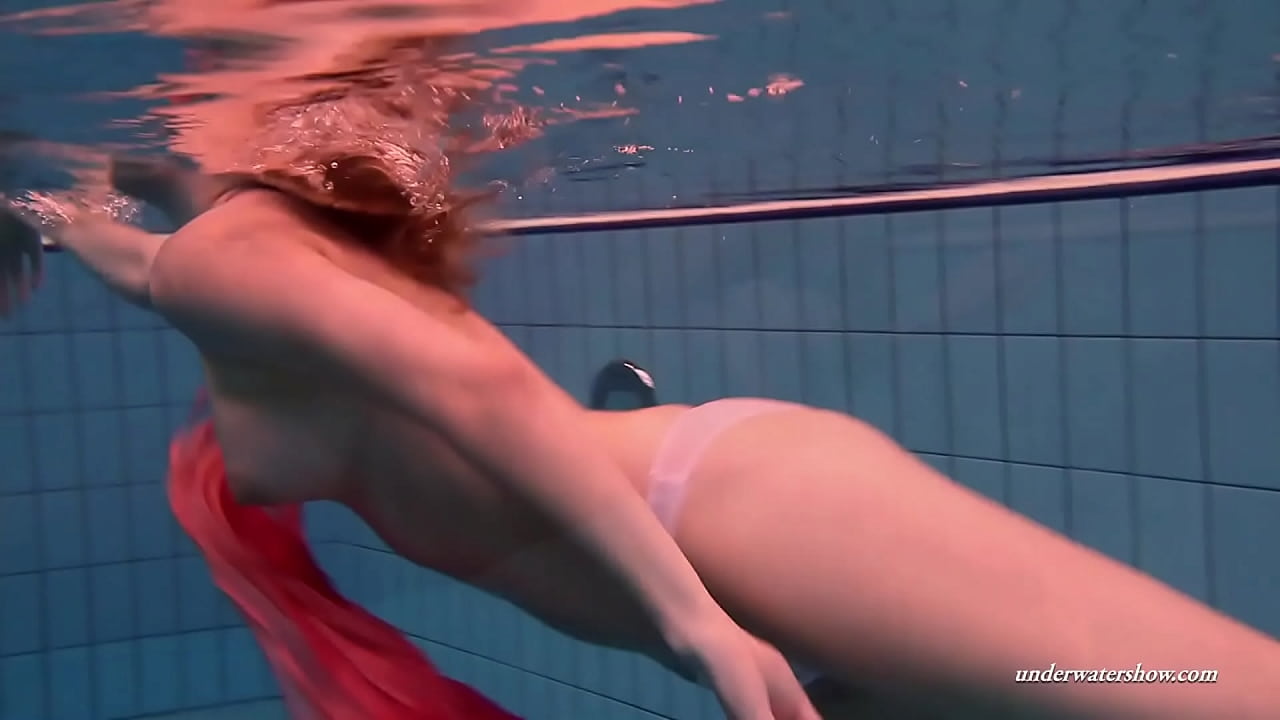 Duna Bultihalo shows off her sexy body in the pool
