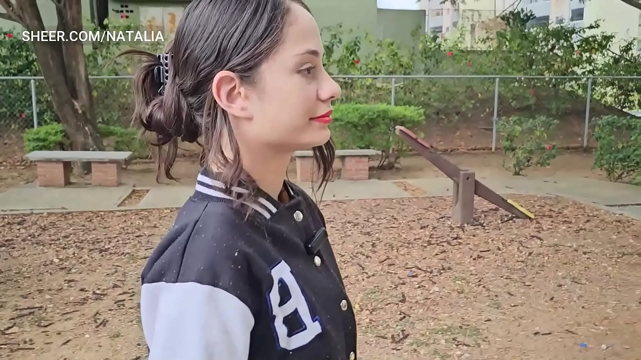 ¡COLEGIALA VIDEO CASERO! Estudiante latina acepta ir a casa de su profesor sin saber lo que le pasara.